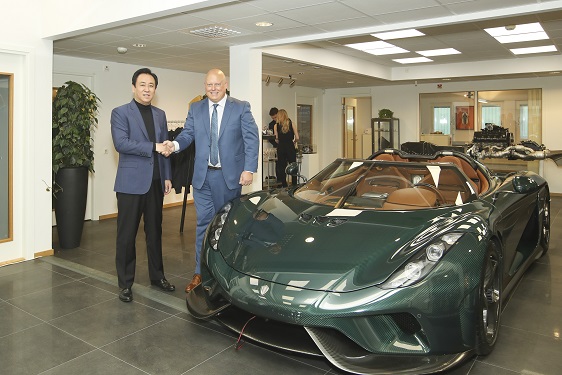 許家印與Koenigsegg在超跑前合影.jpg