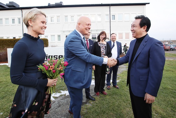 柯尼塞格董事長Christian von Koenigsegg夫婦在門口迎接.jpg